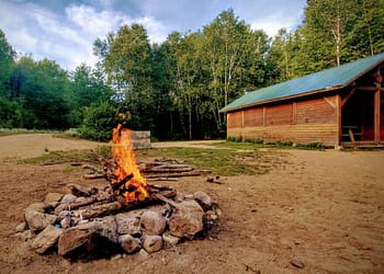 Comment faire un feu de camp sécuritaire et efficace